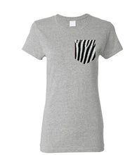 Charger l&#39;image dans la galerie, T-shirt à poche femme Les motifs
