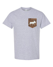 Charger l&#39;image dans la galerie, T-shirt à poche pour homme En forest
