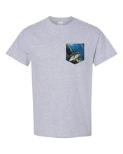 Charger l&#39;image dans la galerie, T-shirt à poche pour homme En forest
