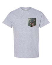 Charger l&#39;image dans la galerie, T-shirt à poche pour homme En forest

