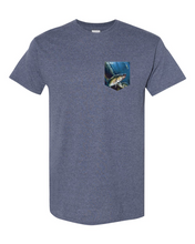 Charger l&#39;image dans la galerie, T-shirt à poche pour homme En forest
