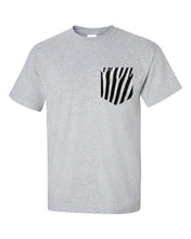 Load image into Gallery viewer, T-shirt à poche unisexe taille plus Les motifs
